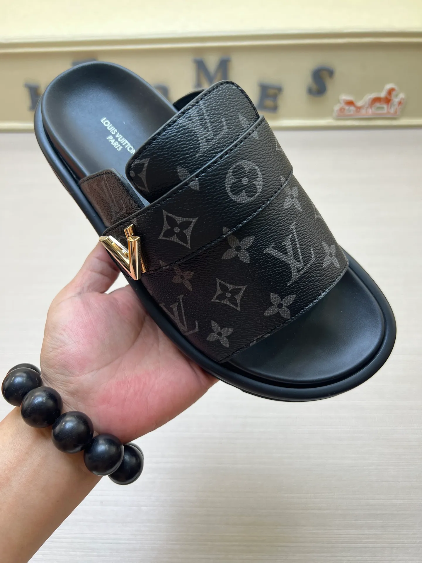 Factory price: 360💰【LOUIS VUITTON】Louis Vuitton, LV printing, men's and women's slippers are on the market, drawer box packaging with cloth bag, card, the upper pattern looks very soft and waxy, super versatile leg slimming artifact. Fabric: imported denim/canvas/old fabric, LV hardware LOGO, official website pattern printing, comfortable to wear, foot pads: high elastic men's shoes💰U water table. Sole: foam sole, heel height: about 5cm. Code number: 35-46, 35, 45, 46 are custom-made and non-returnable. Color: multiple colors and styles available.